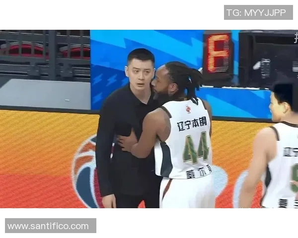 杨鸣摸99号裁判的屁股！不断诉苦，接连吃T 被驱赶进场